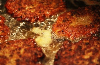 Печеночные котлеты с шампиньонами - фото шага 6