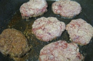 Печеночные котлеты в панировке - фото шага 9
