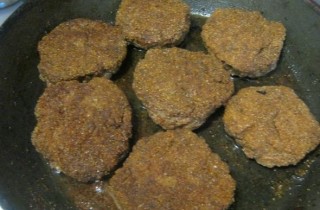 Печеночные котлеты в панировке - фото шага 10