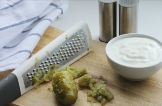 Печеночные оладьи с йогуртовым соусом - фото шага 4