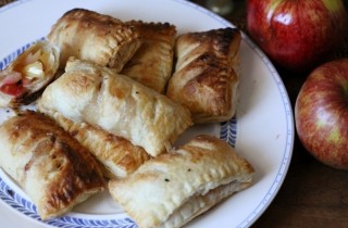 Пирожки из слоеного теста с яблоками