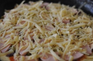 Вкусная пицца на сковороде - фото шага 7