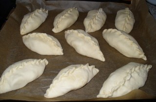Пирожки с картошкой и капустой в духовке - фото шага 5
