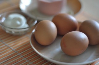 Салат с колбасой и блинами - фото шага 1