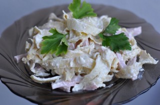 Салат с колбасой и блинами