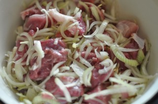 Свиной шашлык с луком и специями - фото шага 4