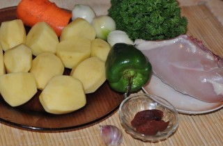 Тушеная картошка с курицей - фото шага 1