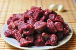 Ароматный гуляш из говядины с овощами - фото шага 2