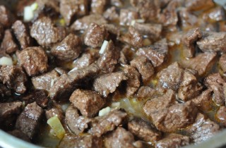 Ароматный гуляш из говядины с овощами - фото шага 3