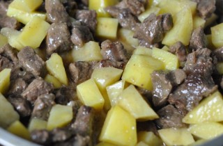 Ароматный гуляш из говядины с овощами - фото шага 4