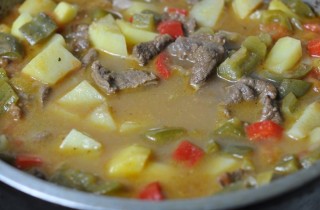 Ароматный гуляш из говядины с овощами - фото шага 5