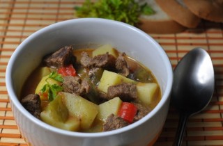 Ароматный гуляш из говядины с овощами - фото шага 6