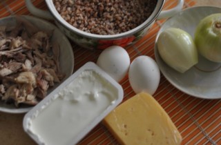 Курино-гречневая запеканка под сыром - фото шага 1