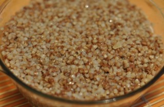 Курино-гречневая запеканка под сыром - фото шага 8