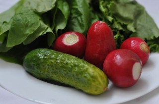 Летний салат с редисом и огурцом - фото шага 1