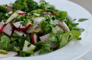 Летний салат с редисом и огурцом - фото шага 3