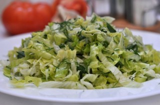 Листовой салат с огурцами