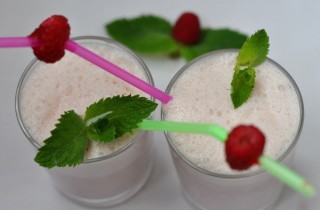 Малиновый коктейль с мороженым