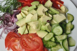 Овощной салат с авокадо - фото шага 1