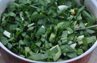 Салат из черемши с огурцами и яйцами - фото шага 3