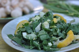 Салат из черемши с огурцами и яйцами - фото шага 4