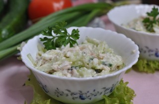 Салат из курицы и огурцов