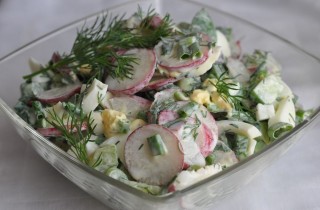 Салат из редиса с яйцом, огурцом и зеленью