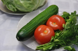 Салат с огурцами, помидорами и капустой - фото шага 1