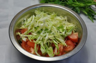 Салат с огурцами, помидорами и капустой - фото шага 3