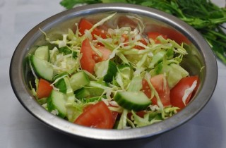 Салат с огурцами, помидорами и капустой - фото шага 4