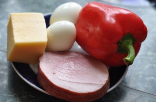 Салат с ветчиной, сыром и болгарским перцем - фото шага 1