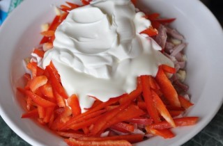 Салат с ветчиной, сыром и болгарским перцем - фото шага 4