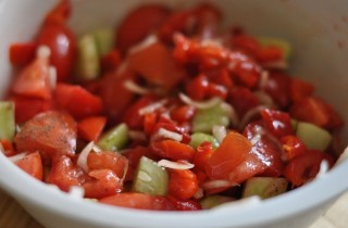 Шопский салат с брынзой - фото шага 3