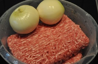 Тефтели на пару с картофельным пюре в мультиварке - фото шага 1