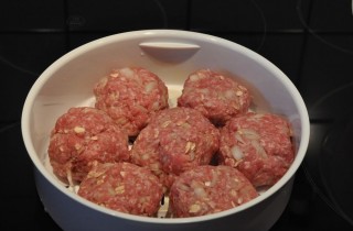 Тефтели на пару с картофельным пюре в мультиварке - фото шага 2