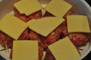 Тефтели на пару с картофельным пюре в мультиварке - фото шага 3