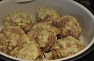 Тефтели на пару с картофельным пюре в мультиварке - фото шага 6