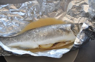 Запеченный морской окунь в фольге - фото шага 2