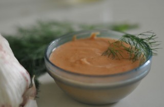 Чесночный соус со сметаной - фото шага 4