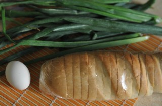 Горячие бутерброды с зеленым луком - фото шага 1