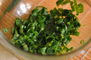 Горячие бутерброды с зеленым луком - фото шага 2