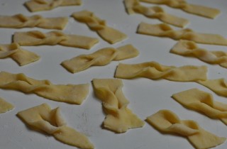 Хворост на молоке - фото шага 4