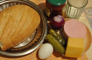 Мини-пиццы на батоне - фото шага 1