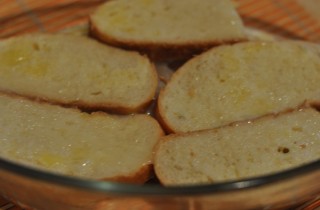 Мини-пиццы на батоне - фото шага 2