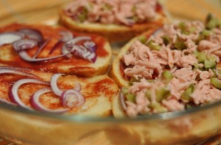 Мини-пиццы на батоне - фото шага 3