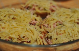 Мини-пиццы на батоне - фото шага 4