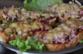 Мини-пиццы на батоне - фото шага 5