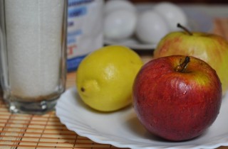 Нежная шарлотка в мультиварке - фото шага 1