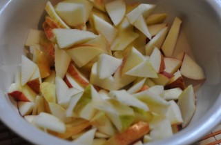 Нежная шарлотка в мультиварке - фото шага 2