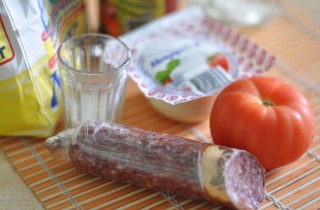 Пицца с копченой колбасой, шампиньонами и моцареллой - фото шага 1